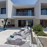 Seven Seas With Heated Pool And Jacuzzi By The Sea Ražanj
