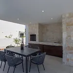 Seven Seas With Heated Pool And Jacuzzi By The Sea *