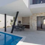 Seven Seas With Heated Pool And Jacuzzi By The Sea *