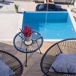 Seven Seas With Heated Pool And Jacuzzi By The Sea *