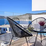 Seven Seas With Heated Pool And Jacuzzi By The Sea