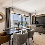 Seven Seas With Heated Pool And Jacuzzi By The Sea
