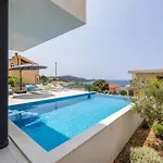 Seven Seas With Heated Pool And Jacuzzi By The Sea Ražanj