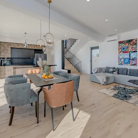 Seven Seas With Heated Pool And Jacuzzi By The Sea Ražanj