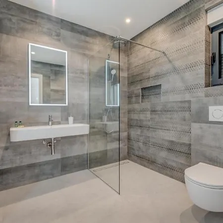 Seven Seas With Heated Pool And Jacuzzi By The Sea וילה