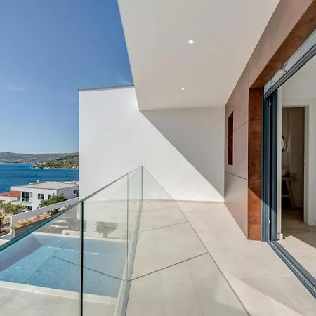 Villa Seven Seas With Heated Pool And Jacuzzi By The Sea