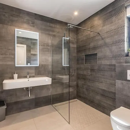 Seven Seas With Heated Pool And Jacuzzi By The Sea * Razanj
