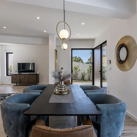 Seven Seas With Heated Pool And Jacuzzi By The Sea וילה