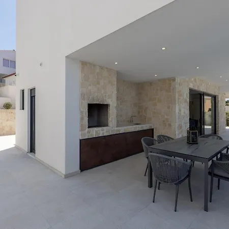 Seven Seas With Heated Pool And Jacuzzi By The Sea * Razanj