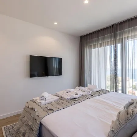 Seven Seas With Heated Pool And Jacuzzi By The Sea