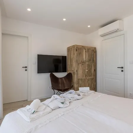 Seven Seas With Heated Pool And Jacuzzi By The Sea