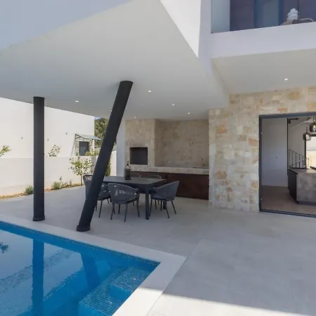 Seven Seas With Heated Pool And Jacuzzi By The Sea *