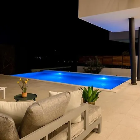 Villa Seven Seas With Heated Pool And Jacuzzi By The Sea *