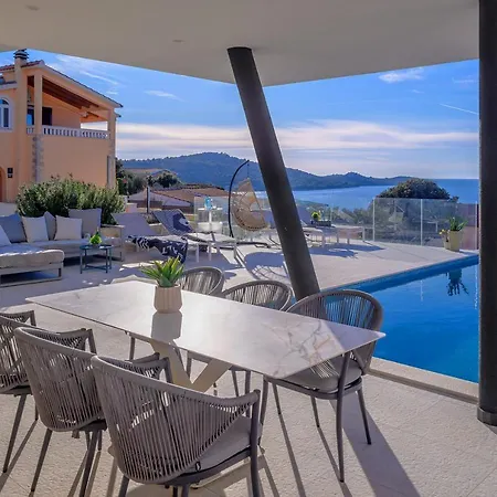 Seven Seas With Heated Pool And Jacuzzi By The Sea * Razanj