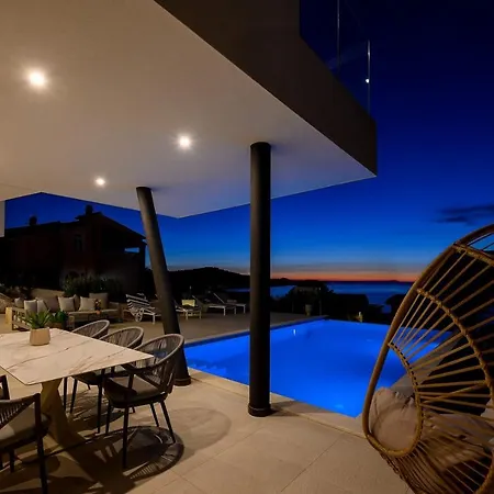 Seven Seas With Heated Pool And Jacuzzi By The Sea Villa