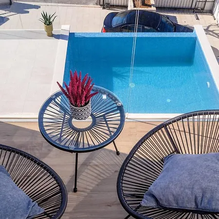 Seven Seas With Heated Pool And Jacuzzi By The Sea *