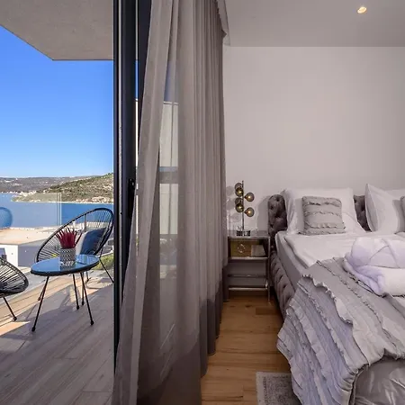 Villa Seven Seas With Heated Pool And Jacuzzi By The Sea