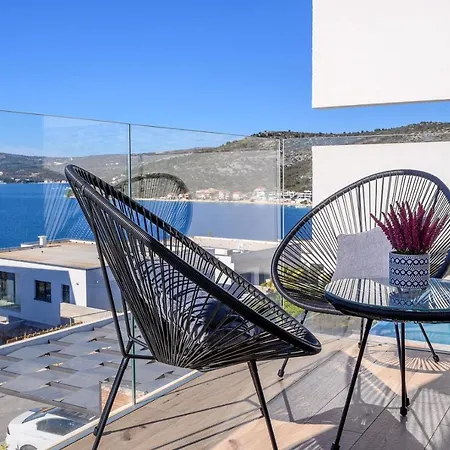 Seven Seas With Heated Pool And Jacuzzi By The Sea