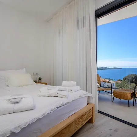 Seven Seas With Heated Pool And Jacuzzi By The Sea