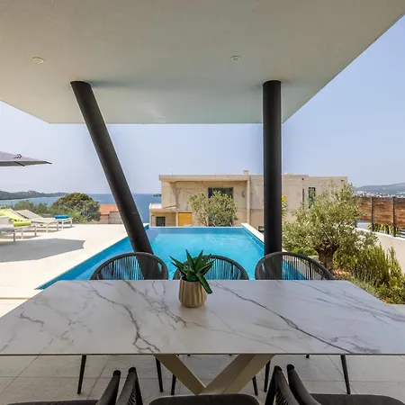 Seven Seas With Heated Pool And Jacuzzi By The Sea Ražanj