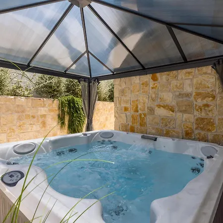 Seven Seas With Heated Pool And Jacuzzi By The Sea * Razanj
