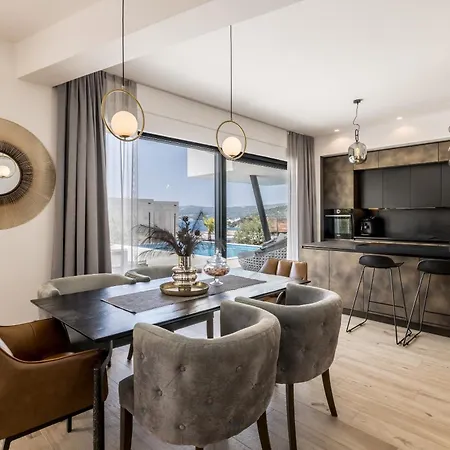 Seven Seas With Heated Pool And Jacuzzi By The Sea