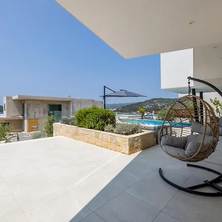 Willa Seven Seas With Heated Pool And Jacuzzi By The Sea