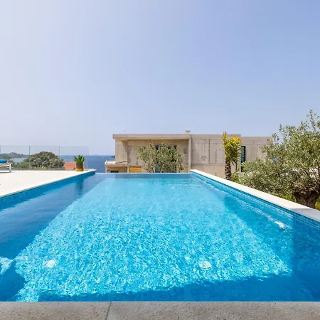Villa Seven Seas With Heated Pool And Jacuzzi By The Sea *