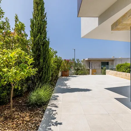 Seven Seas With Heated Pool And Jacuzzi By The Sea *