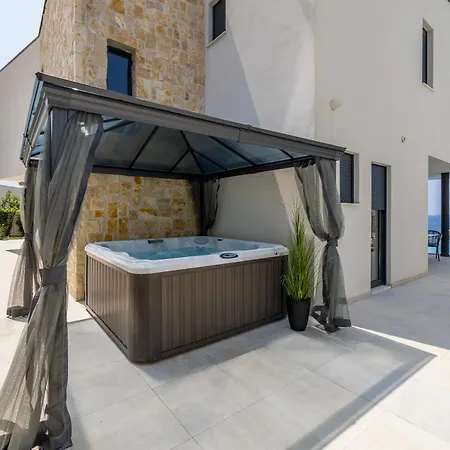 Seven Seas With Heated Pool And Jacuzzi By The Sea Villa *