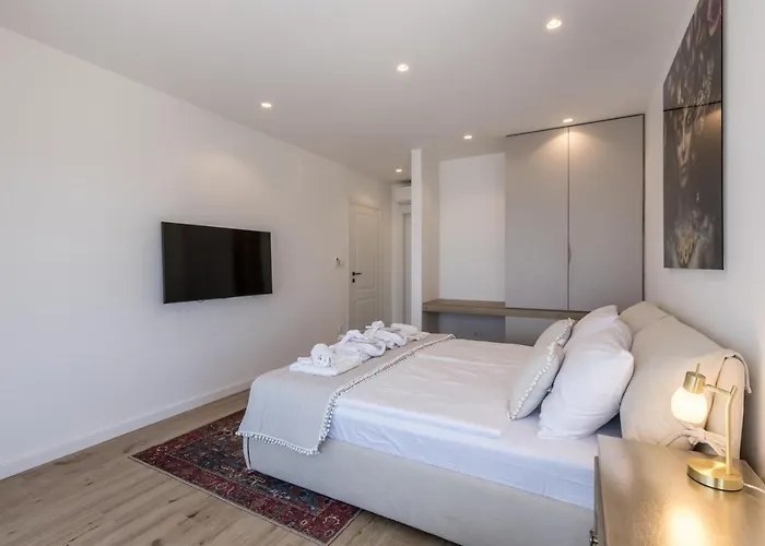 Seven Seas With Heated Pool And Jacuzzi By The Sea *