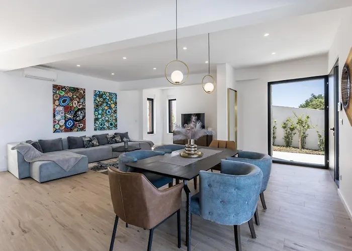 Seven Seas With Heated Pool And Jacuzzi By The Sea