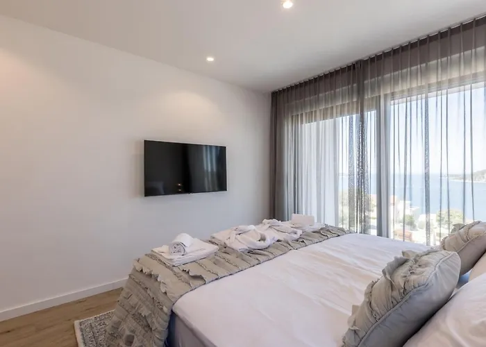 Seven Seas With Heated Pool And Jacuzzi By The Sea