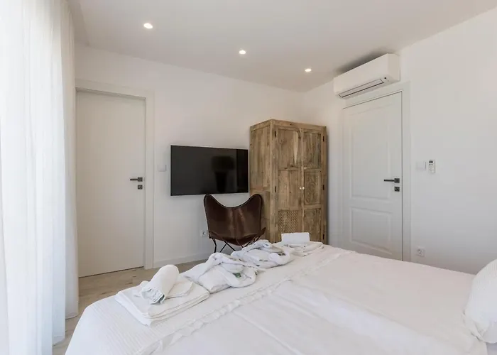 Seven Seas With Heated Pool And Jacuzzi By The Sea