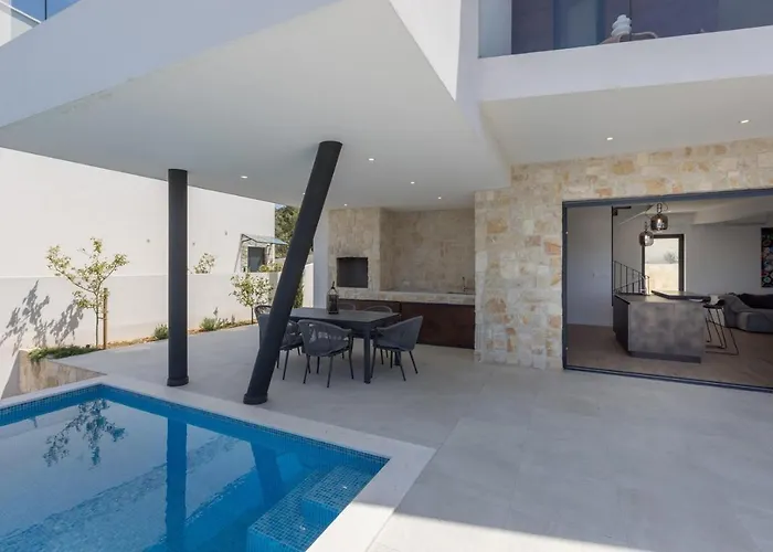 Seven Seas With Heated Pool And Jacuzzi By The Sea *