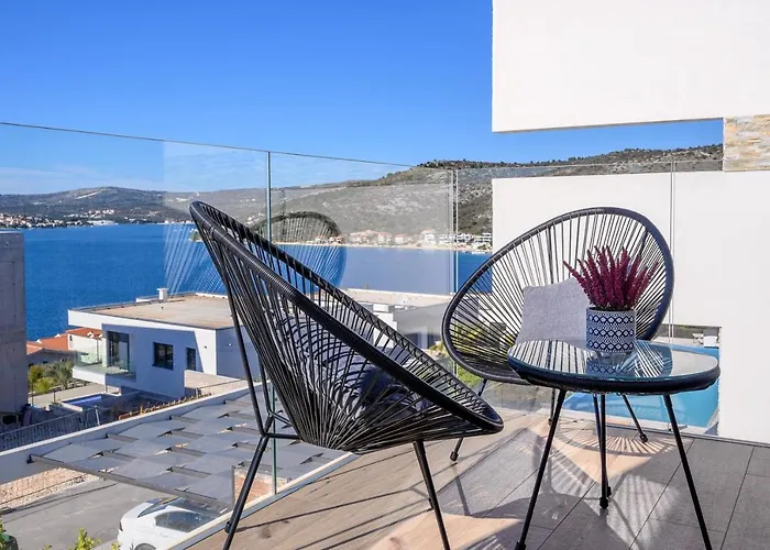 Seven Seas With Heated Pool And Jacuzzi By The Sea