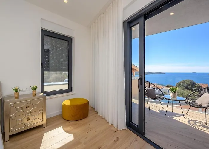 Seven Seas With Heated Pool And Jacuzzi By The Sea Ražanj