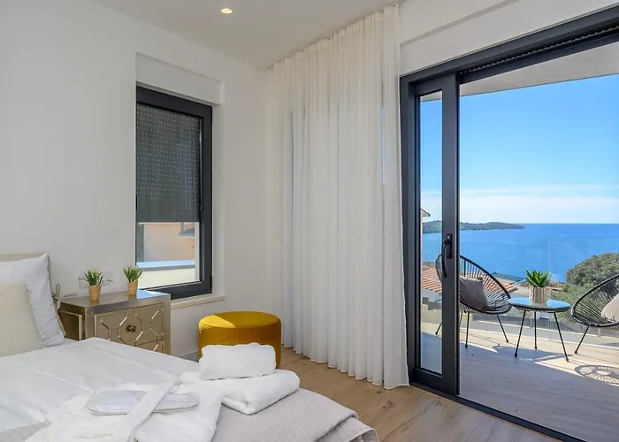 Villa Seven Seas With Heated Pool And Jacuzzi By The Sea