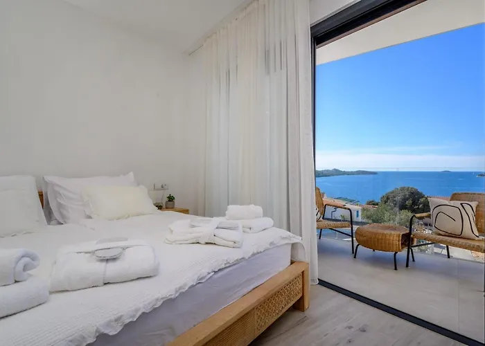 Seven Seas With Heated Pool And Jacuzzi By The Sea