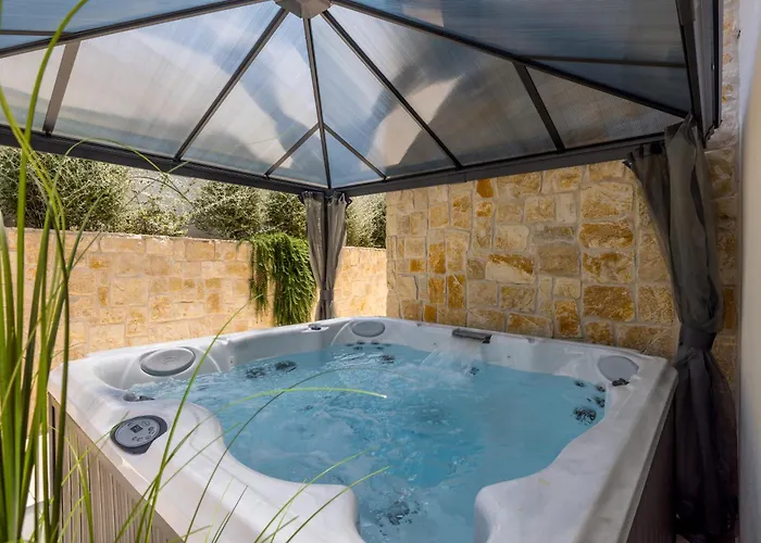 Seven Seas With Heated Pool And Jacuzzi By The Sea * Ražanj