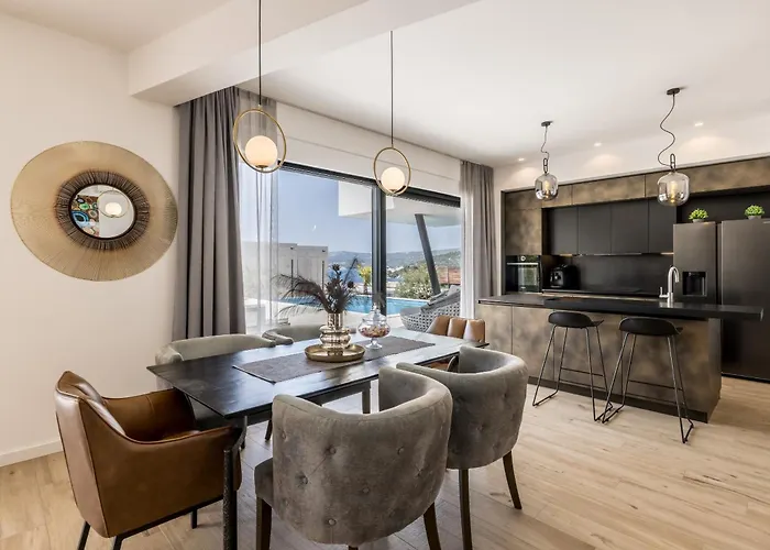 Seven Seas With Heated Pool And Jacuzzi By The Sea