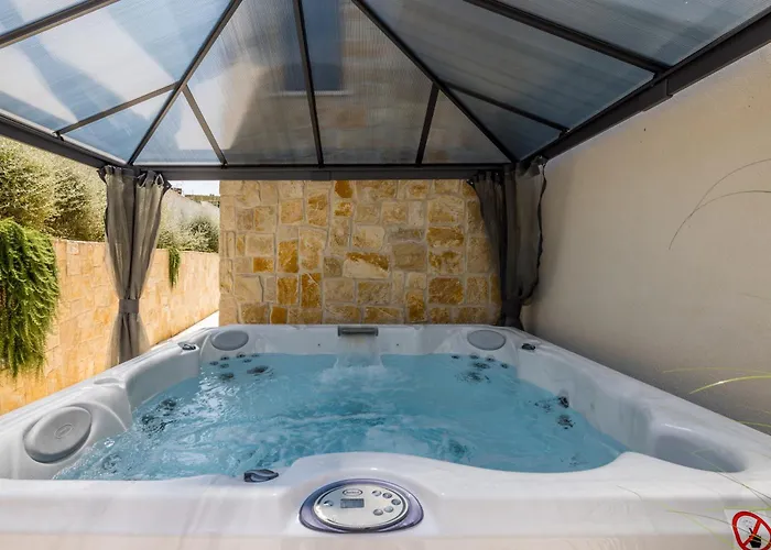 Seven Seas With Heated Pool And Jacuzzi By The Sea Willa