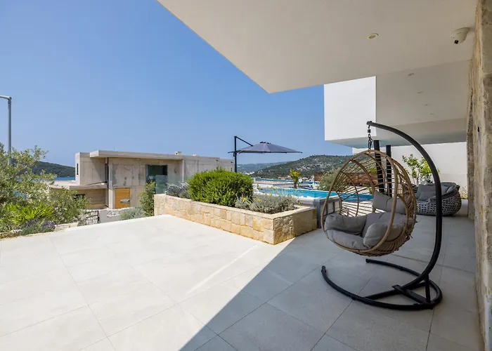 Willa Seven Seas With Heated Pool And Jacuzzi By The Sea