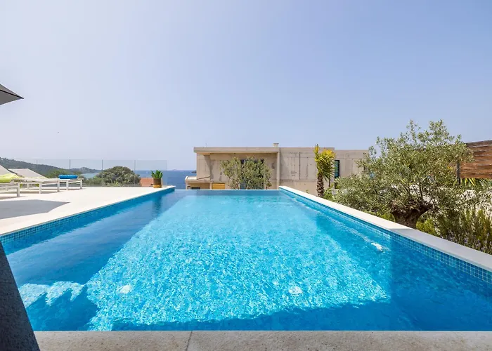 Willa Seven Seas With Heated Pool And Jacuzzi By The Sea *