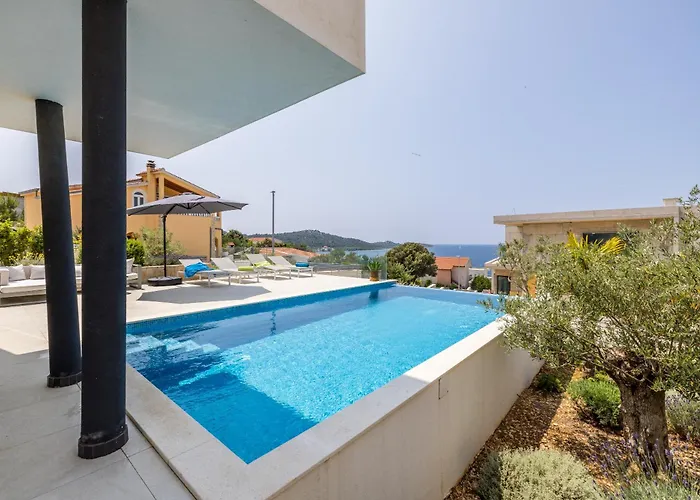Seven Seas With Heated Pool And Jacuzzi By The Sea Ražanj
