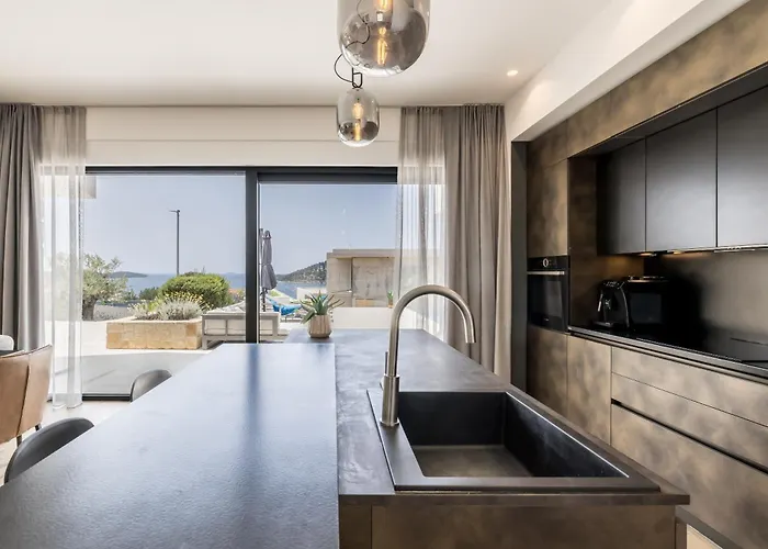 Willa Seven Seas With Heated Pool And Jacuzzi By The Sea *